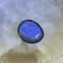 Load image into Gallery viewer, Labradorite Freeform Shape 拉长石灰月光石随型
