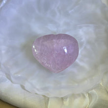 Load image into Gallery viewer, Rose Quartz Love Heart 粉水晶爱心
