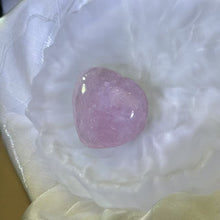 Load image into Gallery viewer, Rose Quartz Love Heart 粉水晶爱心
