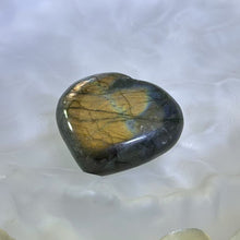 Load image into Gallery viewer, Labradorite Love Heart 拉长石灰月光石爱心
