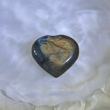 Load image into Gallery viewer, Labradorite Love Heart 拉长石灰月光石爱心
