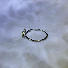 Load image into Gallery viewer, Peridot Bird Adjustable Ring 橄榄石镶嵌小鸟活口戒指
