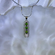 Load image into Gallery viewer, Chrome Diopside Pendant 透辉石镶嵌吊坠
