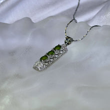 Load image into Gallery viewer, Chrome Diopside Pendant 透辉石镶嵌吊坠
