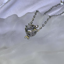 Load image into Gallery viewer, Clear Quartz Fish Pendant 白水晶镶嵌小鱼吊坠
