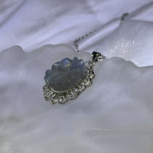 Load image into Gallery viewer, Labradorite Flower Pendant 拉长石灰月光石花朵镶嵌吊坠
