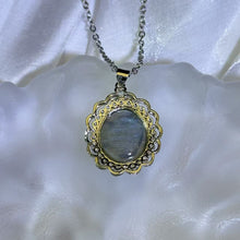 Load image into Gallery viewer, Labradorite Flower Pendant 拉长石灰月光石花朵镶嵌吊坠
