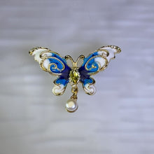 Load image into Gallery viewer, 14K Gold Filled White Freshwater Pearl Butterfly Brooch 白色淡水珍珠14K注金镶嵌蝴蝶胸针
