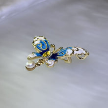 Load image into Gallery viewer, 14K Gold Filled White Freshwater Pearl Butterfly Brooch 白色淡水珍珠14K注金镶嵌蝴蝶胸针
