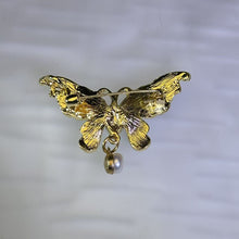 Load image into Gallery viewer, 14K Gold Filled White Freshwater Pearl Butterfly Brooch 白色淡水珍珠14K注金镶嵌蝴蝶胸针
