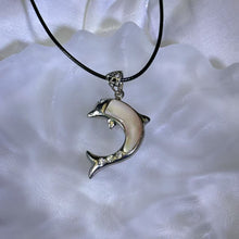 Load image into Gallery viewer, White Mother of Pearl Dauphin Pendant Necklace 白色贝母镶嵌海豚吊坠项链
