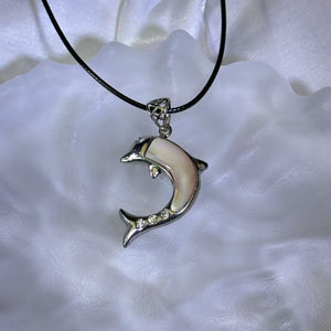 White Mother of Pearl Dauphin Pendant Necklace 白色贝母镶嵌海豚吊坠项链