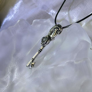 Phantom Quartz Key Pendant Necklace 幽灵水晶镶嵌钥匙吊坠项链