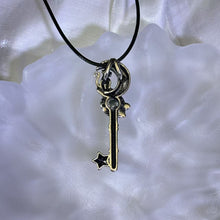 Load image into Gallery viewer, Phantom Quartz Key Pendant Necklace 幽灵水晶镶嵌钥匙吊坠项链
