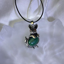 Load image into Gallery viewer, Malachite Rabbit Pendant Necklace 孔雀石镶嵌兔子吊坠项链
