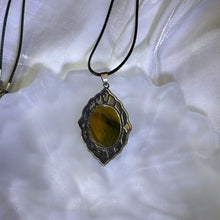 Load image into Gallery viewer, Tiger&#39;s Eye Pennant Necklace 虎眼石镶嵌吊坠项链
