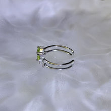 Load image into Gallery viewer, Peridot Bow Adjustable Ring 橄榄石镶嵌蝴蝶结活口戒指
