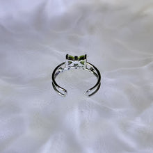 Load image into Gallery viewer, Peridot Bow Adjustable Ring 橄榄石镶嵌蝴蝶结活口戒指
