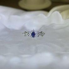 Load image into Gallery viewer, Blue Sapphire Adjustable Ring 蓝色蓝宝石镶嵌活口戒指
