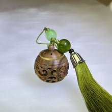 Load image into Gallery viewer, Verawood Quartz Aroma Container Ornament Cell Phone Charm Bag Charm Key Charm 绿檀木水晶香氛嘎乌盒挂饰手机链包挂钥匙链
