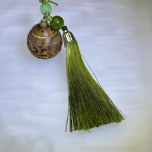 Load image into Gallery viewer, Verawood Quartz Aroma Container Ornament Cell Phone Charm Bag Charm Key Charm 绿檀木水晶香氛嘎乌盒挂饰手机链包挂钥匙链
