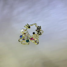 Load image into Gallery viewer, White Freshwater Pearl Hello Kitty Brooch 白色淡水珍珠镶嵌凯蒂猫胸针
