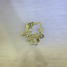 Load image into Gallery viewer, White Freshwater Pearl Hello Kitty Brooch 白色淡水珍珠镶嵌凯蒂猫胸针

