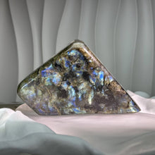 Load image into Gallery viewer, Labradorite Free Form Stone 拉长石灰月光石随型

