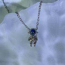 Load image into Gallery viewer, Labradorite Astronaut Pendant Necklace 拉长石灰月光石镶嵌吊坠项链

