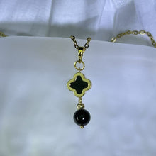 Load image into Gallery viewer, Onyx Clover Pendant Necklace 黑玛瑙四叶草镶嵌吊坠项链
