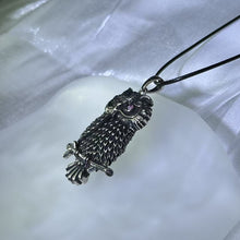Load image into Gallery viewer, Purple Rhodolite Garnet Night Owl Pendant Necklace 紫牙乌石榴石镶嵌猫头鹰吊坠项链
