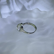 Load image into Gallery viewer, Clear Quartz Adjustable Ring 白水晶镶嵌活口戒指
