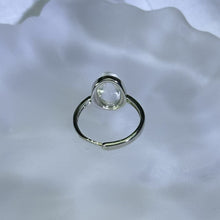 Load image into Gallery viewer, Clear Quartz Adjustable Ring 白水晶镶嵌活口戒指
