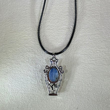 Load image into Gallery viewer, Blue Kyanite Vase Pendant Necklace 蓝晶石镶嵌花瓶吊坠项链
