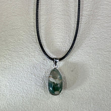 将图片加载到图库查看器，Green Phantom Quartz Pendant Necklace 绿色幽灵水晶吊坠项链
