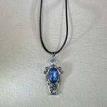 Load image into Gallery viewer, Blue Kyanite Vase Pendant Necklace 蓝晶石镶嵌花瓶吊坠项链
