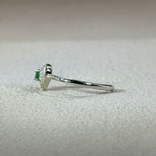 Load image into Gallery viewer, Emerald Love Heart Adjustable Ring 祖母绿绿宝石镶嵌爱心活口戒指
