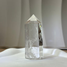 将图片加载到图库查看器，Clear Quartz Point Tower 白水晶单尖六棱柱
