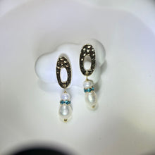 将图片加载到图库查看器，14K Gold Filled White Freshwater Pearl Earrings 白色淡水珍珠14K注金耳钉
