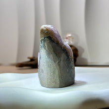 Load image into Gallery viewer, Amethyst Geode 紫水晶晶镇
