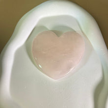 Load image into Gallery viewer, Rose Quartz Love Heart 粉水晶爱心
