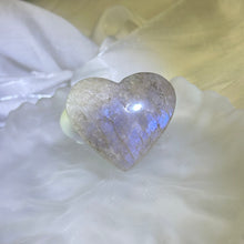 Load image into Gallery viewer, Moonstone Love Heart 冰长石月光石爱心
