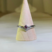 Load image into Gallery viewer, Ruby V-Shaped Open Ring 红宝石 V 形活口戒指
