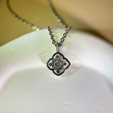 Load image into Gallery viewer, Blue Sapphire Pendant 蓝色蓝宝石镶嵌吊坠
