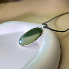 将图片加载到图库查看器，Green Nephrite Pendant Necklace 和田玉青玉吊坠项链
