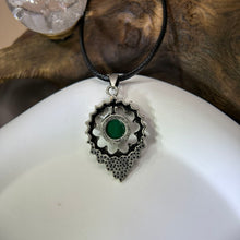 Load image into Gallery viewer, Malachite Pendant Necklace 孔雀石镶嵌吊坠项链
