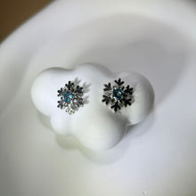 将图片加载到图库查看器，925 Silver Swiss Blue Topaz Snow Flake Earrings 瑞士蓝托帕石镶嵌雪花耳钉
