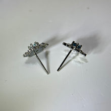 Load image into Gallery viewer, 925 Silver Swiss Blue Topaz Snow Flake Earrings 瑞士蓝托帕石镶嵌雪花耳钉
