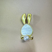 将图片加载到图库查看器，White Freshwater Pearl Rabbit Brooch 白色淡水珍珠镶嵌兔子胸针
