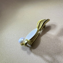 将图片加载到图库查看器，White Freshwater Pearl Rabbit Brooch 白色淡水珍珠镶嵌兔子胸针
